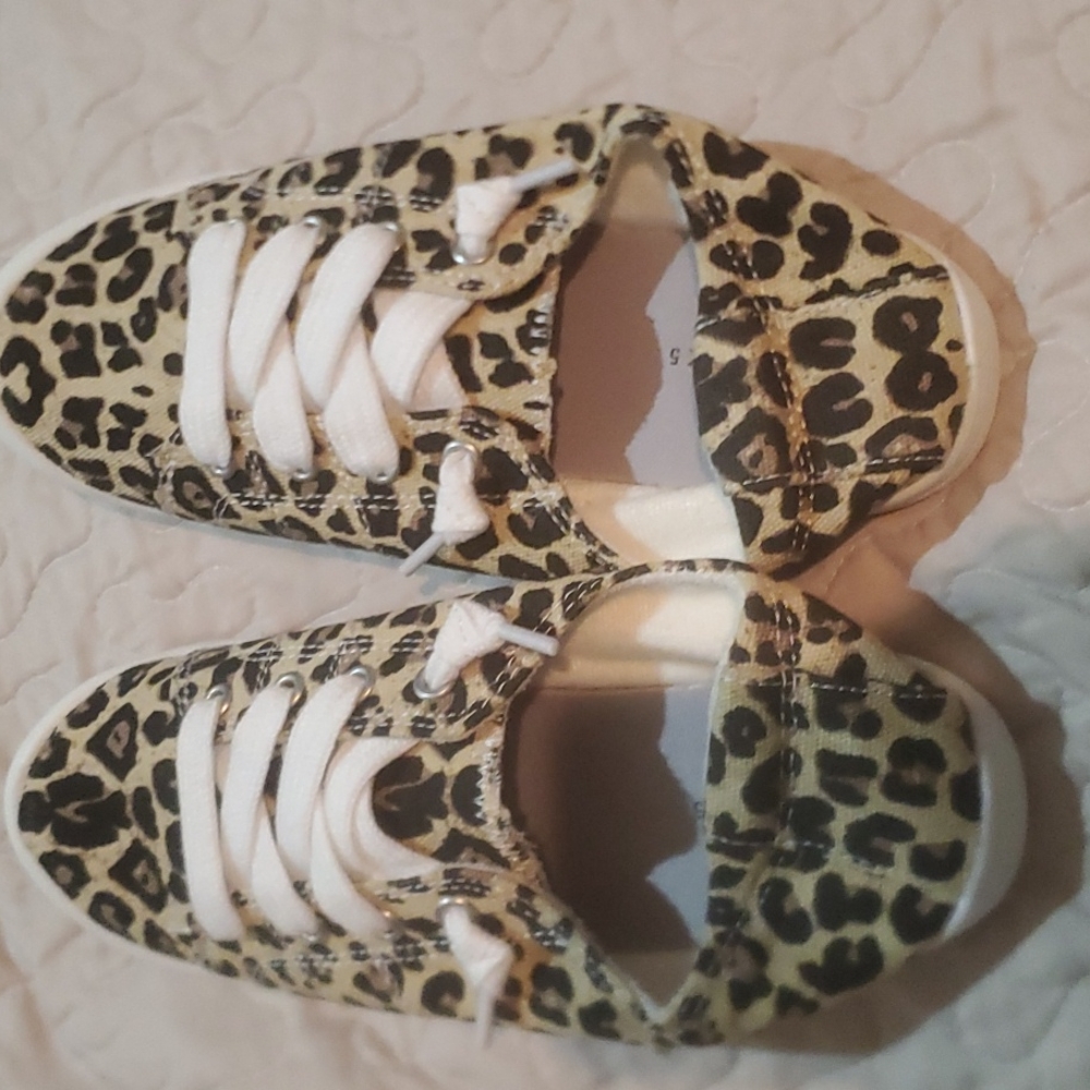 NEW Women's Leopard Print Lace Up Tennis shoes size 7